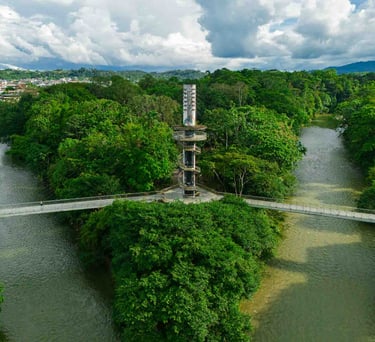 Foto de dron del puente de la ciudad Tena en Ecuador