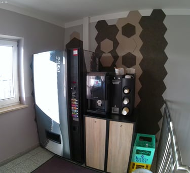 Drinks machine and a freshly brewed coffee-to-go machine for guests