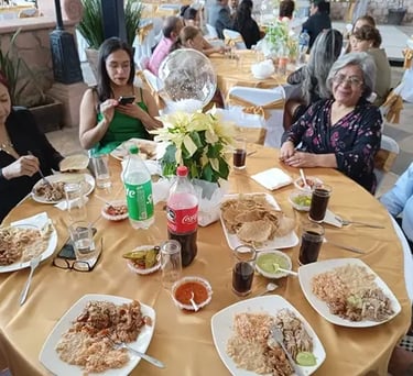 Invitados disfrutando carnitas en servicio de catering para evento familiar en Querétaro.
