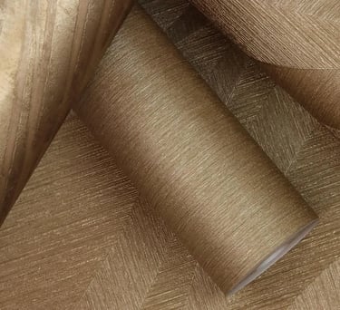 Tapete u zlatnim nijansama sa bogatim teksturama i reljefnim uzorcima, uključujući geometrijske šare