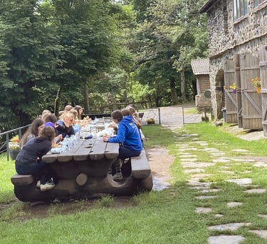 Jeunes cavaliers à table à La Luc