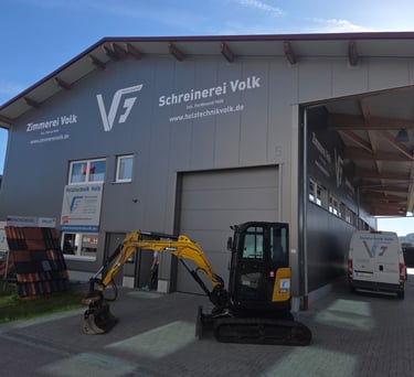 Pfalz-Hub Minibagger SANY SY26U auf dem Betriebsgelände von Holztechnik Volk vor der Werkstatt