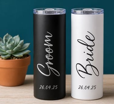 Pareja de termos personalizados para boda, negro para el novio y blanco para la novia, con fecha grabada.