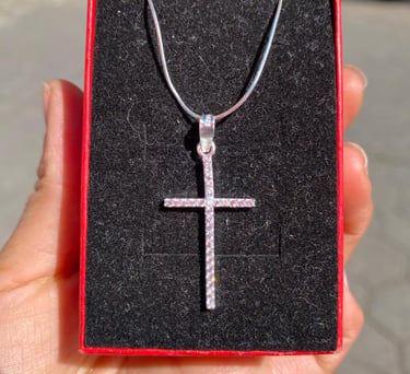 Cruz delgada con zirconia hecha de plata 925