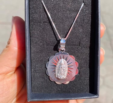 Medalla de la virgen de Guadalupe hecha de plata 925