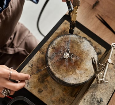 Artesano moldeando pieza autentica en taller profesional