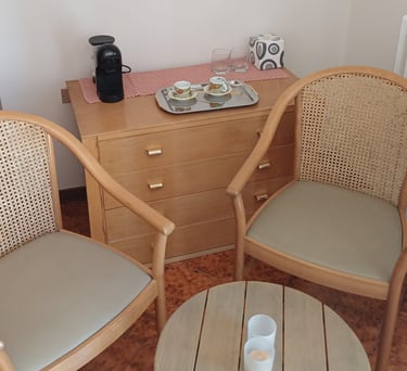 Dettaglio accoglienza in camera con macchina del caffè e colazione per gli ospiti.