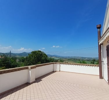 Balcone panoramico con vista sulle colline romagnole e borghi medievali.
