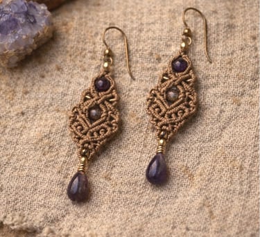 Aretes de macramé hechos a mano con cuentas de amatista morada y tejidos intrincado.