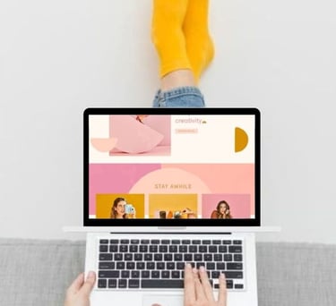 Persona que usa una computadora portátil para explorar el diseño creativo y colorido de un sitio web
