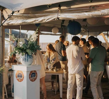 Aangeklede tent gevuld met schalen vol heerlijke hapjes en een verrukkelijk buffet.
