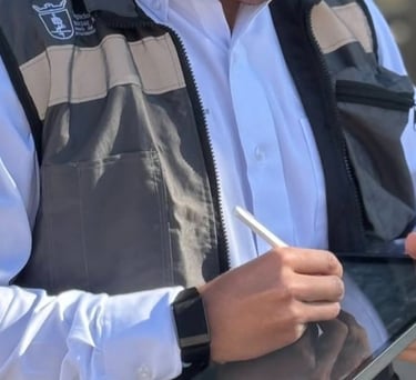 Hombre con chaleco de seguridad con reflejantes escribiendo