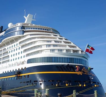 disney destiny barco temático de disney cruise line navegando en el océano