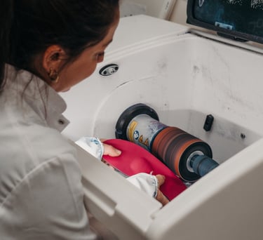 Podologue réalisant une semelle orthopédique sur mesure.