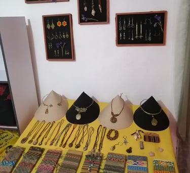 Exhibición de joyería artesanal hecha a mano que presenta pulseras tejidas, collares y aretes