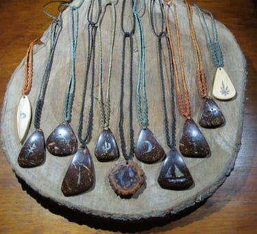 Collares artesanales con colgantes de cáscara de coco y piedras  reconstituidas y cordones tejidos