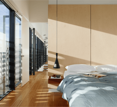 dormitorio con una pared color crema limpieza Marbella Air