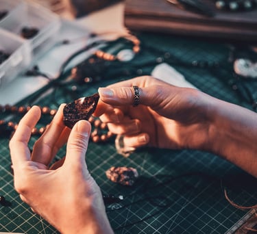 Artesano en su taller elaborando joyería artesanal
