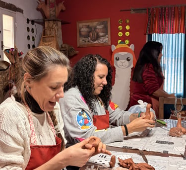 Clase de alfarería con técnicas ancestrales - Taller de Maby
