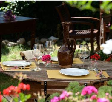 Il Giardino Vino e cucina - a table with a vase and wine glasses