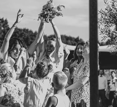 bruidsboeket gooien vangen bruidsmeisjes