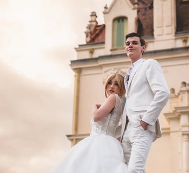 Un couple en tenues de mariage à Perpigna ,la femme porte une robe de bal princesse et une couronne