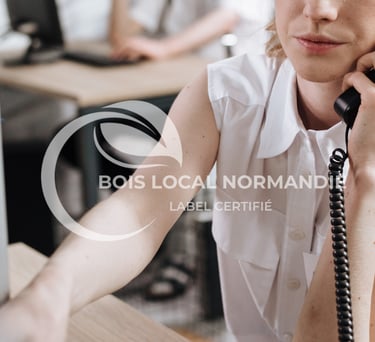 une femme en chemise blanche qui est au téléphone