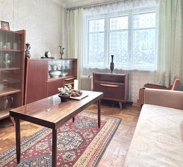 Antras kambarys su baldais