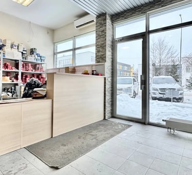 Parduotuvės vidus-prekystalis-vitrinos