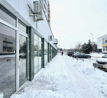 Parduodamų patalpų vitrinos iš lauko