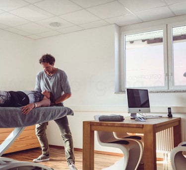 Behandler an der Behandlungsliege