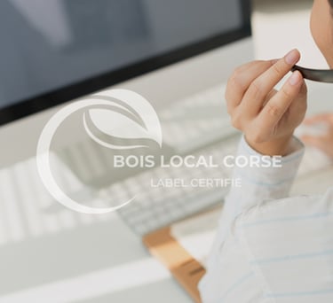 une femme avec un casque audio