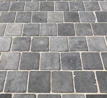 Nettoyage soigné de dalle en pierre. Surface propre et naturelle mise en valeur