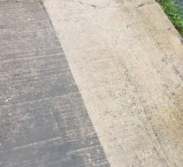 Nettoyage soigné d’allée en béton plat, extérieur propre et impeccable