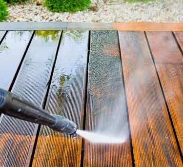 Nettoyage soigné de terrasse en lattes de bois. Bois propre et surface impeccable