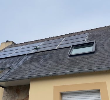 Panneaux solaires 6 kWc à Thouaré-sur-Loire, en cours de nettoyage à l’eau pure, résultat impeccable