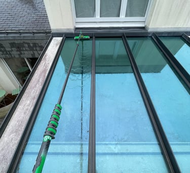 Nettoyage de véranda en cours grâce à l’eau pure, efficacité instantanée et résultat éclatant