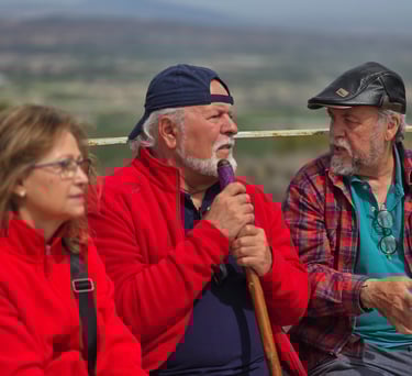 Sentados en el Mirador de la Caracola en Sierra de Carrascoy