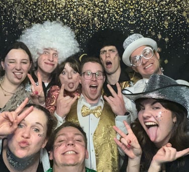 Fotobooth huren voor trouwfeest in West-Vlaanderen – unieke herinneringen met foto’s en props