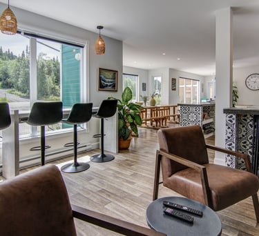 Espace salon à l'Auberge du Yéti, offrant confort et tranquillité pour un moment de relaxation après une journée en plein air