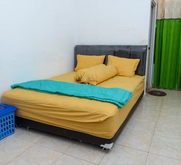 Kamar tidur yang lega dengan springbed nyaman untuk 2 orang lengkap dengan almari kaca dll