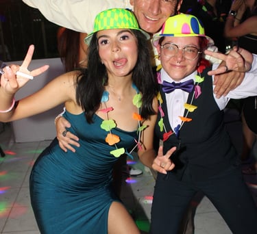 Fiesta con invitados bailando, luces