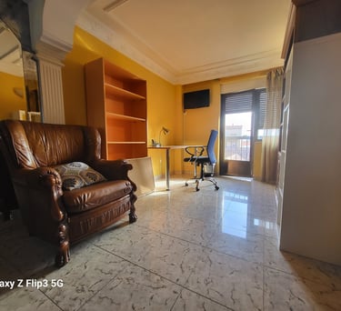 Habitación con balcón y televisión
