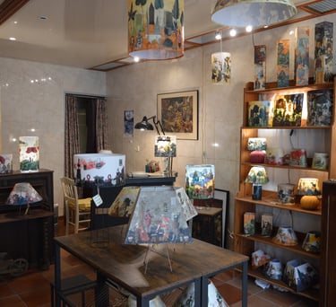 L'Atelier boutique est son décor pas commun, installé dans une ancienne boucherie