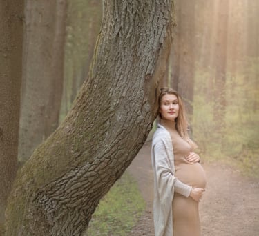 Nėštukė pozuoja prie įdomios formo medžio Varnikų pažintiniame take 