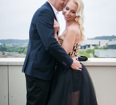 Lengvas poros flirtas, vyras apkabinęs moterį, kažką šnibžda jai į ausį 