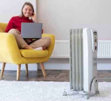 femme à Rennes devant son chauffage on optimise chauffagiste