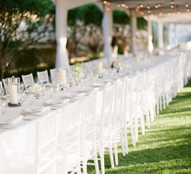 Sillas y mesas decoradas debajo de carpas el paso diamond events