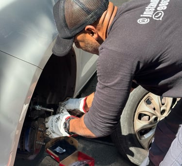 Equipo de instaneumáticos terminando la instalación de las pastillas de frenos