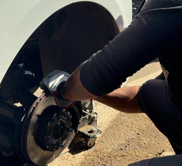 Equipo de instaneumáticos realizando cambio de pastillas de frenos